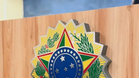 Câmara Municipal reforça identidade e transparência com novas placas e brasão.
